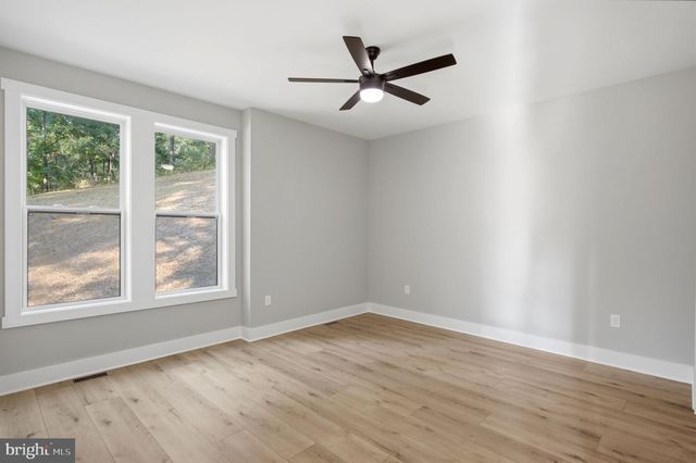 270 COUNTRY RD, Harpers Ferry, WV 25425