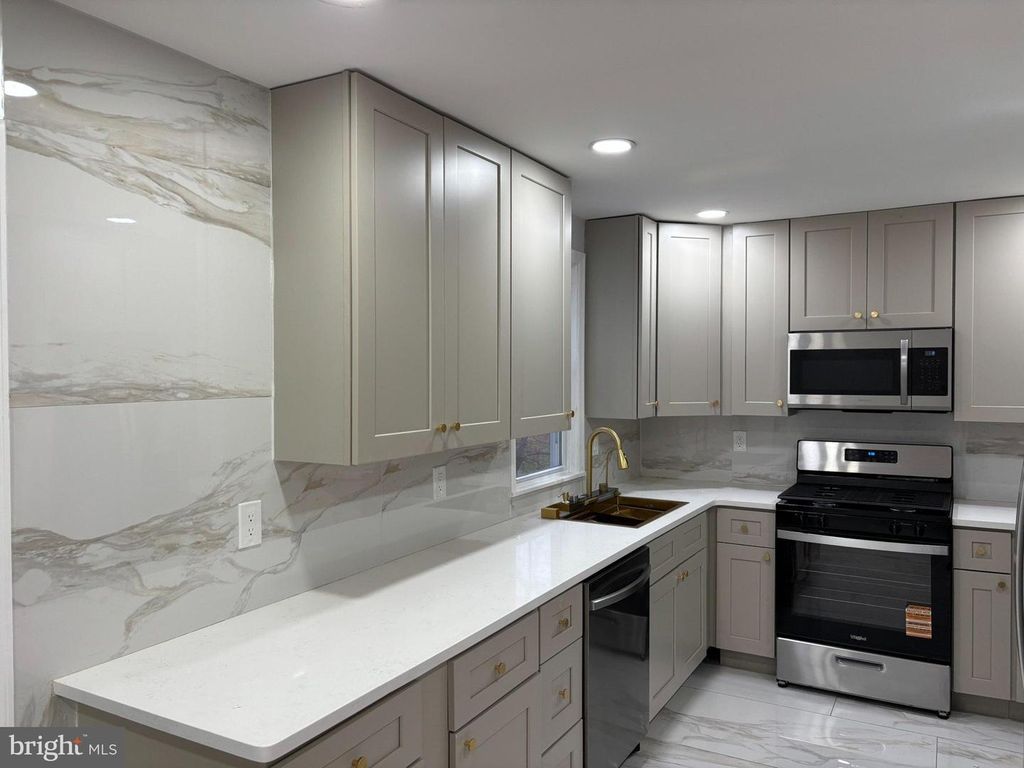 43 LINDEN LN, Plainsboro, NJ 08536