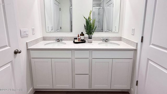 8122 Cedar Pointe Dr, Louisville, KY 40229