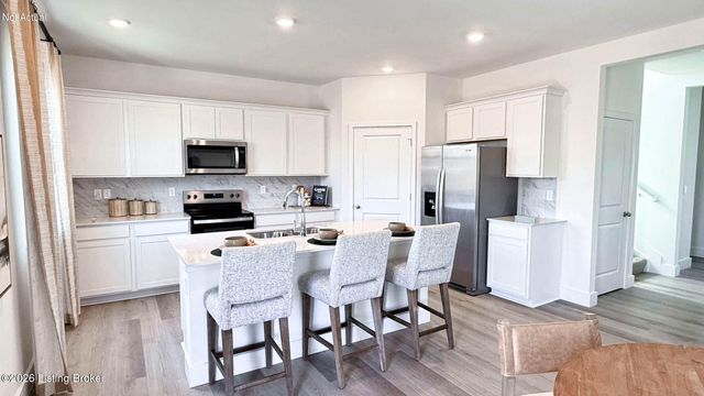 8122 Cedar Pointe Dr, Louisville, KY 40229