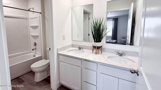 8122 Cedar Pointe Dr, Louisville, KY 40229