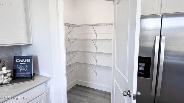 8122 Cedar Pointe Dr, Louisville, KY 40229