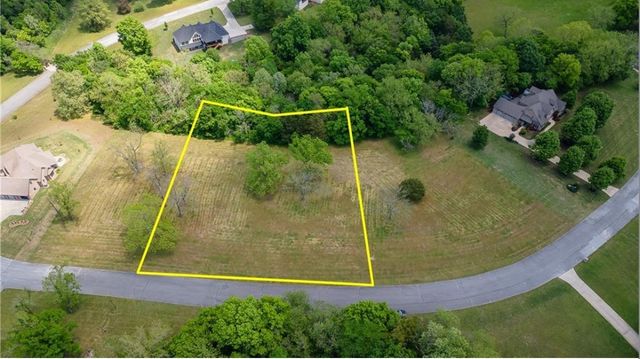 586 Winding Spring Drive, Fayetteville, AR 72703