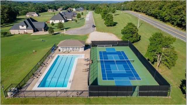 586 Winding Spring Drive, Fayetteville, AR 72703