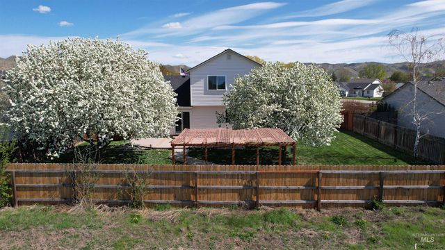 3006 Queen Anne Dr, Emmett, ID 83617