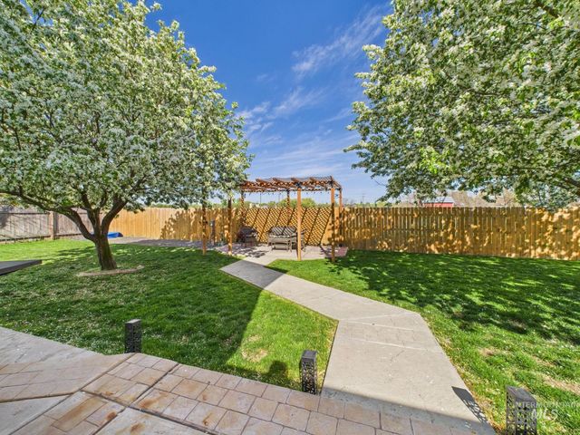3006 Queen Anne Dr, Emmett, ID 83617