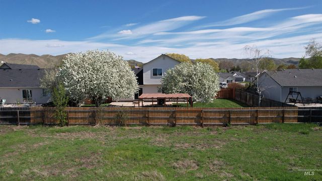 3006 Queen Anne Dr, Emmett, ID 83617