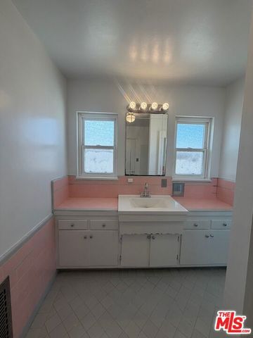 6256 S Fairfax Avenue, Los Angeles, CA 90056