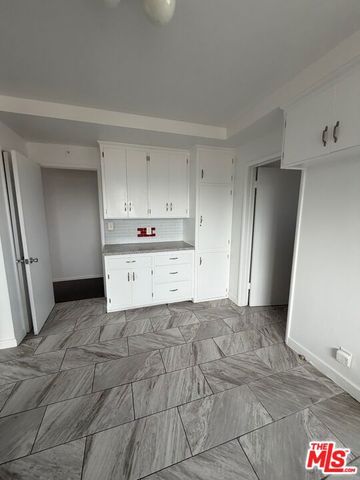 6256 S Fairfax Avenue, Los Angeles, CA 90056