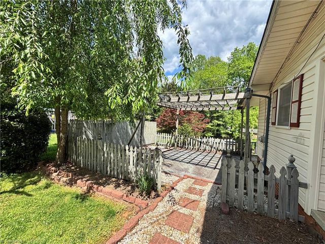 126 Lyn Avenue, Mount Airy, NC 27030