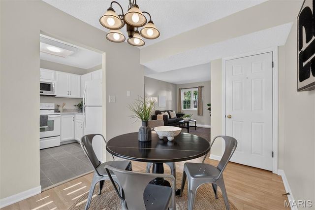 1712 Redbird Cove, Brentwood, MO 63144