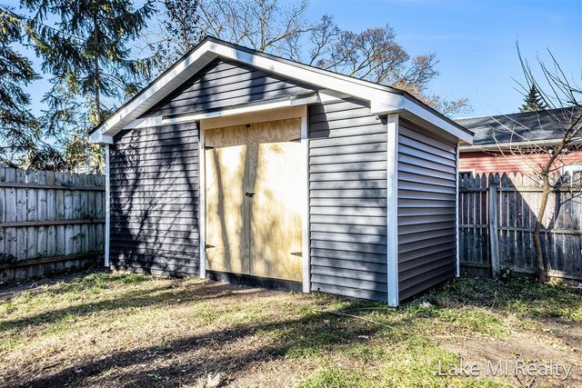 7575 Regal Avenue, Grand Rapids, MI 49548