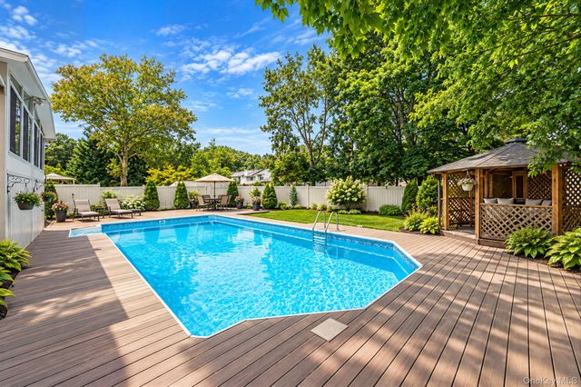 9 Mulberry Drive, Smithtown, NY 11787