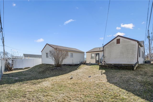 2418 Reynolds Ave SW, Cedar Rapids, IA 52404