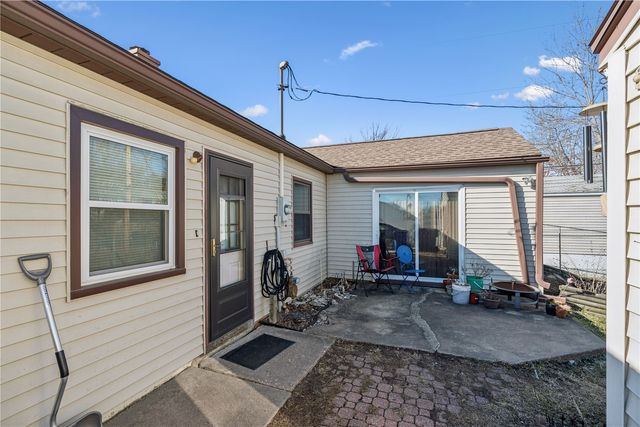 2418 Reynolds Ave SW, Cedar Rapids, IA 52404