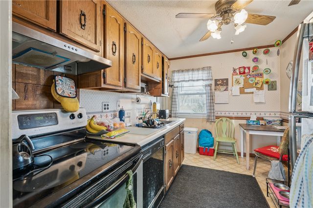 2418 Reynolds Ave SW, Cedar Rapids, IA 52404