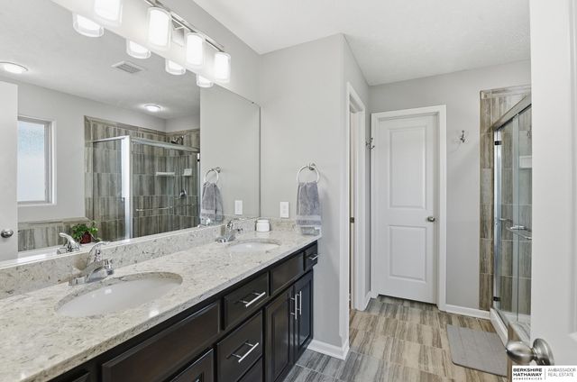11715 S 110th Avenue, Papillion, NE 68046