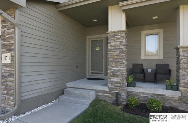 11715 S 110th Avenue, Papillion, NE 68046