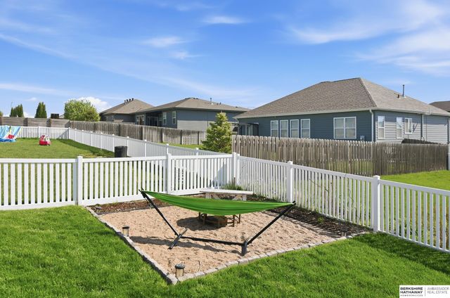 11715 S 110th Avenue, Papillion, NE 68046