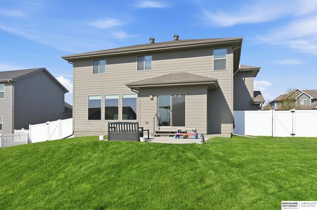 11715 S 110th Avenue, Papillion, NE 68046