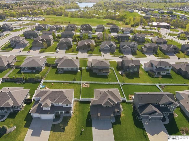 11715 S 110th Avenue, Papillion, NE 68046