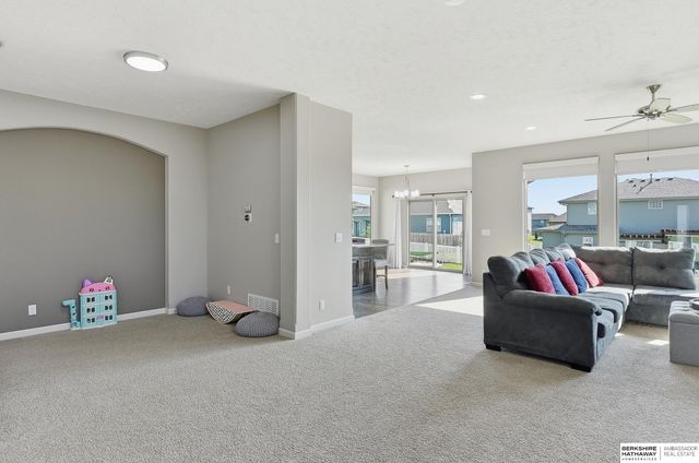 11715 S 110th Avenue, Papillion, NE 68046