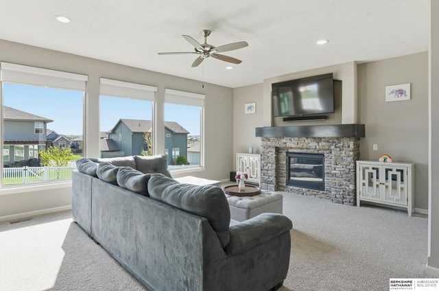 11715 S 110th Avenue, Papillion, NE 68046