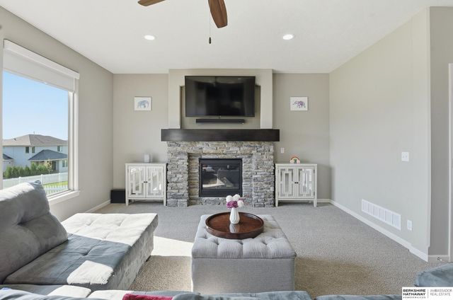 11715 S 110th Avenue, Papillion, NE 68046