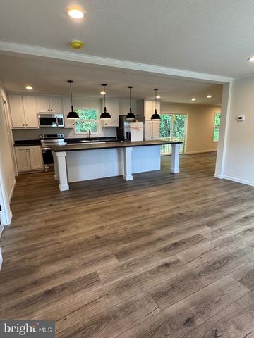 28 FOURTH AVE, Carneys Point, NJ 08069