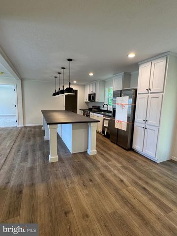 28 FOURTH AVE, Carneys Point, NJ 08069