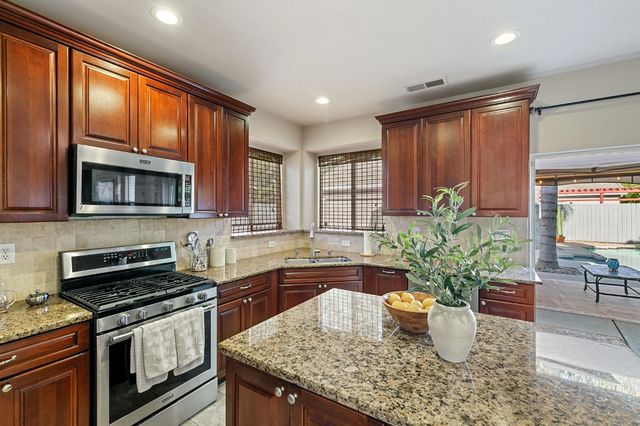 9331 Lakepoint Dr, Elk Grove, CA 95758