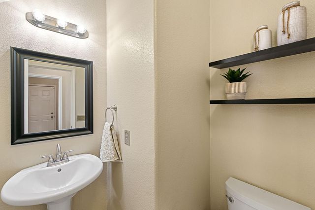 9331 Lakepoint Dr, Elk Grove, CA 95758