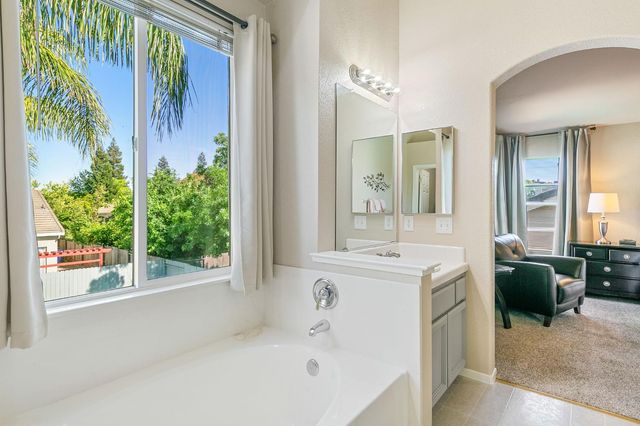 9331 Lakepoint Dr, Elk Grove, CA 95758