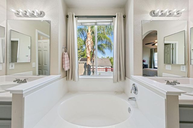 9331 Lakepoint Dr, Elk Grove, CA 95758