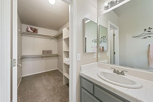 9331 Lakepoint Dr, Elk Grove, CA 95758