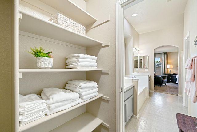 9331 Lakepoint Dr, Elk Grove, CA 95758