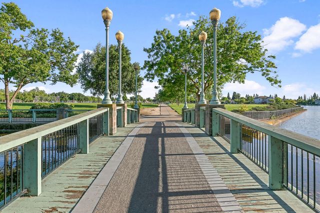 9331 Lakepoint Dr, Elk Grove, CA 95758