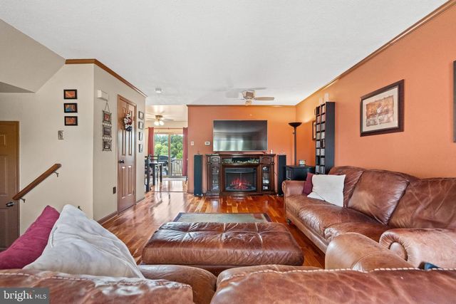 104 HOLLYTREE CT, Pottstown, PA 19464