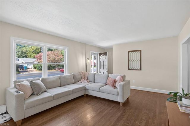 153 Shoe LN, Newport News, VA 23606