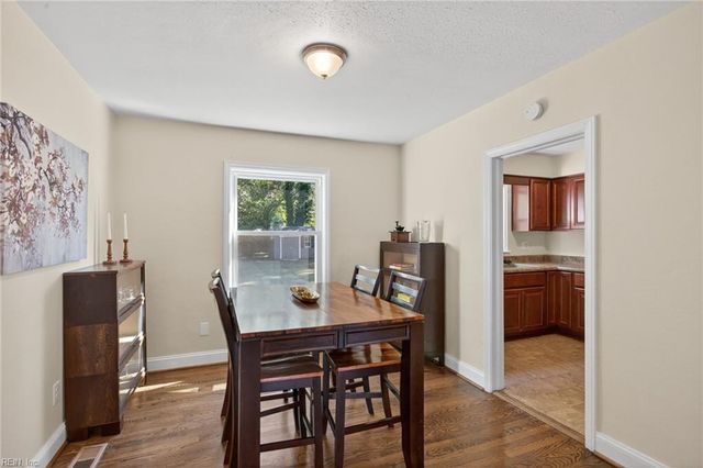 153 Shoe LN, Newport News, VA 23606