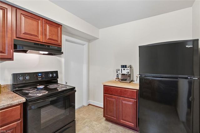 153 Shoe LN, Newport News, VA 23606