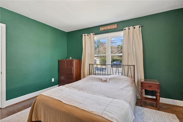 153 Shoe LN, Newport News, VA 23606