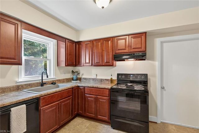153 Shoe LN, Newport News, VA 23606