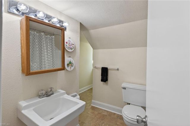 153 Shoe LN, Newport News, VA 23606