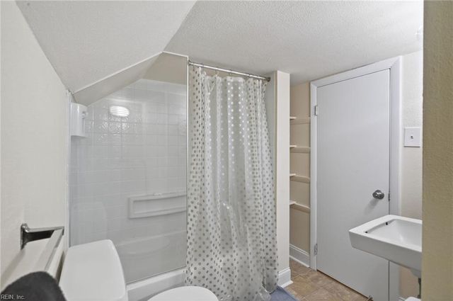 153 Shoe LN, Newport News, VA 23606
