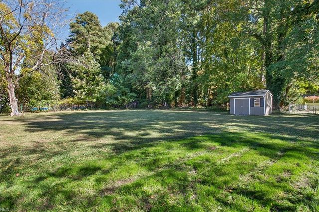 153 Shoe LN, Newport News, VA 23606