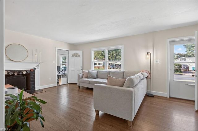 153 Shoe LN, Newport News, VA 23606
