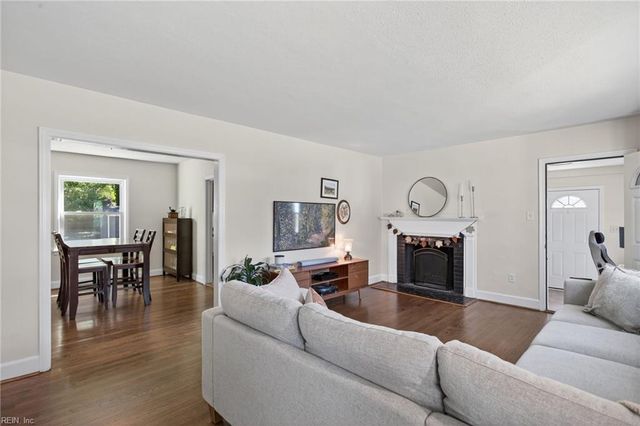 153 Shoe LN, Newport News, VA 23606