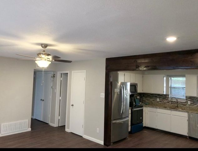 1124 N Center Street, Arlington, TX 76011