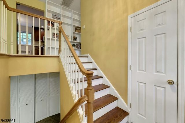 297 Pines Lake Dr E, Wayne Twp., NJ 07470